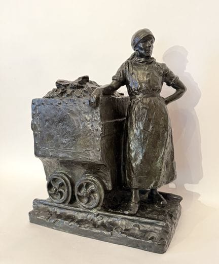 G. PETIT. 
Escultura de bronce que representa a un