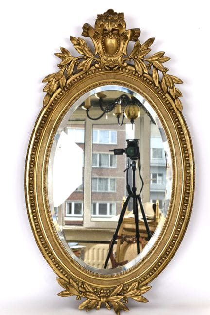 Ovaler, vergoldeter Spiegel im Stil Ludwigs XVI.
Z