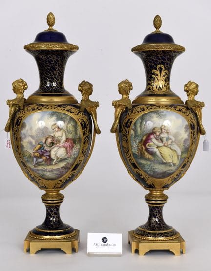 SEVRES. Hacia 1870.
Par de jarrones de porcelana a