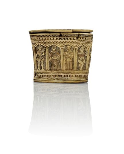 FROM THE MEDIEVAL PERIOD, 15TH CENTURY
Pyxide (com