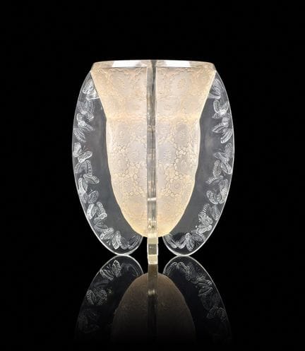 雷内·拉利克
“蝴蝶”系列花瓶，1936年

采用模压玻璃制成，琥珀色底面上饰有缎面磨砂花卉图案，两
