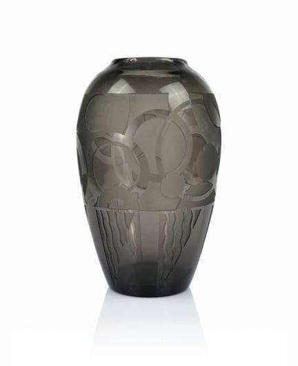 BERLYS，约1930年
大型装饰艺术风格花瓶

采用多层玻璃制成，呈深紫水晶色烟灰色调，表面经酸