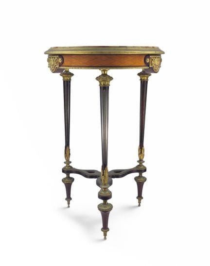 MESITITA DE NAPOLEÓN III


De madera de caoba, con