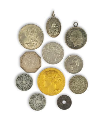 LOTE DE 11 MONEDAS Y MEDALLAS


Conjunto variado d