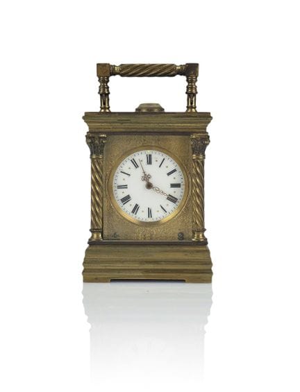 RELOJ DE VIAJE


Pequeño reloj de oficial de latón