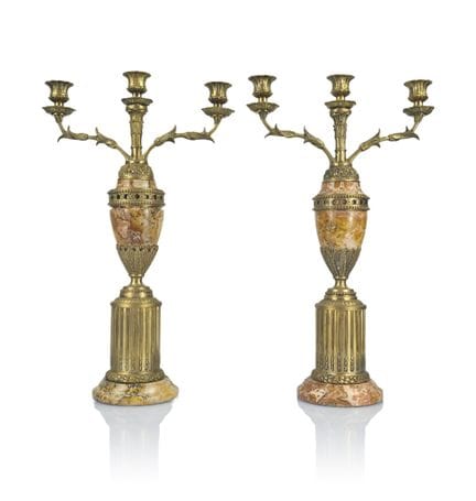 PAREJA DE CANDELABROS CLÁSICOS


En bronce dorado 