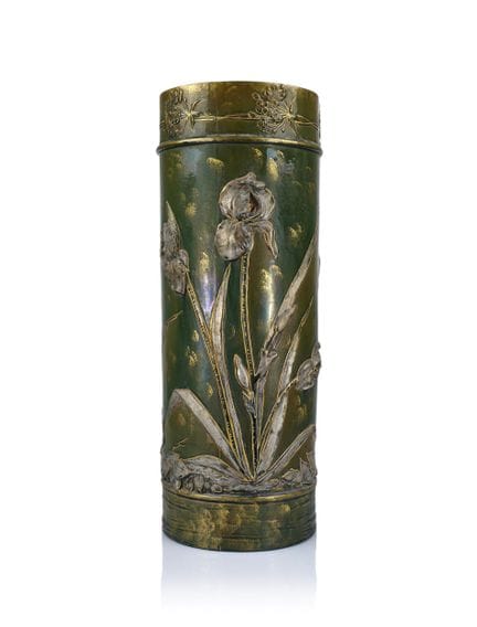新艺术风格 约1900年
雨伞架

陶瓷制品，饰有鸢尾花绽放的浮雕图案及伞形花序饰带，橄榄绿色釉面，