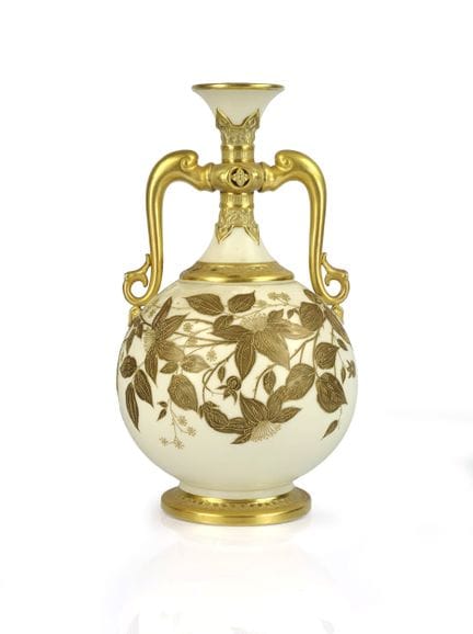 ROYAL WORCESTER
Vase à anses aux dauphins vers 188