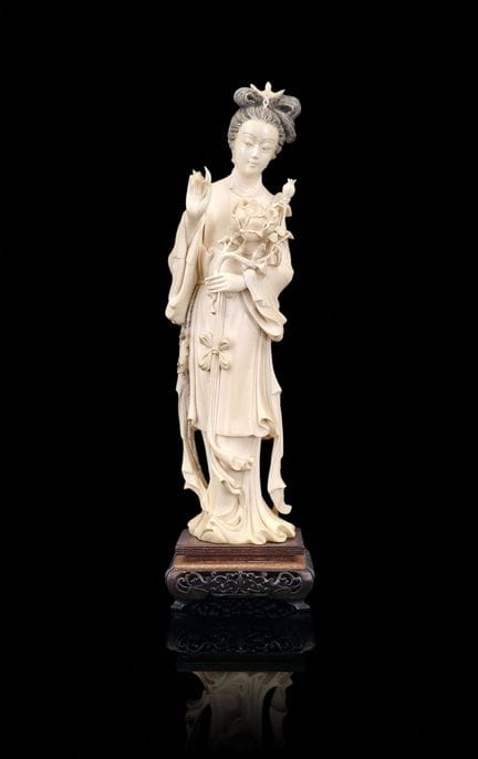 CHINE VERS 1900
Guan Yin ou dame de cour

En ivoir