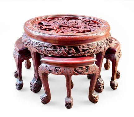 GRANDE TABLE ET SES TABOURETS, CHINE


En bois rou