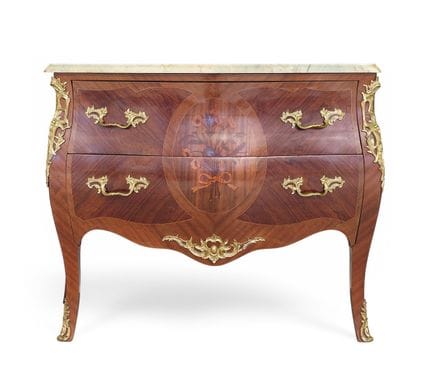 CÓMODA CURVADA DE ESTILO LUIS XV


De forma saltad