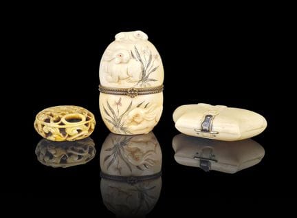 TROIS OBJETS DE VITRINE


Une tabatière à charnièr