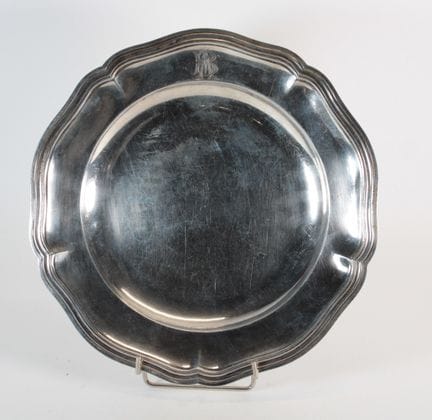Round 950°° silver platter, with a rimmed design, 