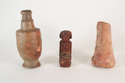Set consisting of:
-     A terracotta funerary con