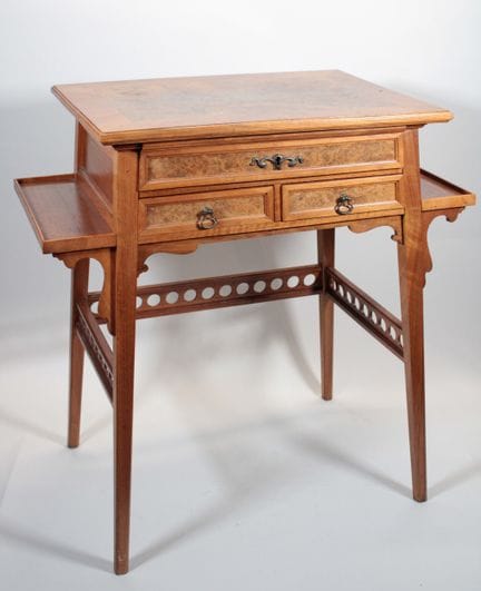 Wood and veneer piece that opens from the top and 