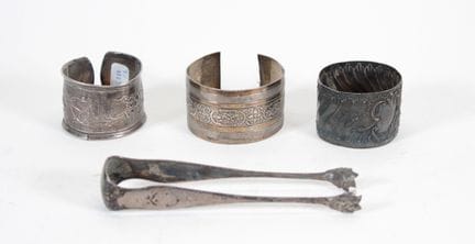 Silver set consisting of: 
- A textured sugar tong