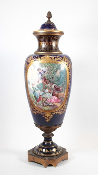 Large lidded vase in blue porcelain with gold high