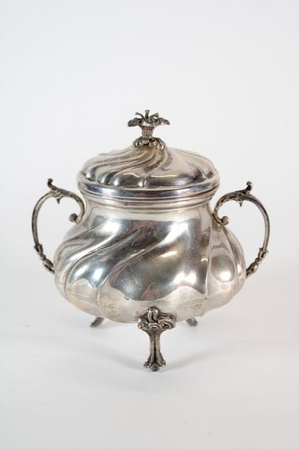 800°° silver sugar bowl with a twisted ribbed desi