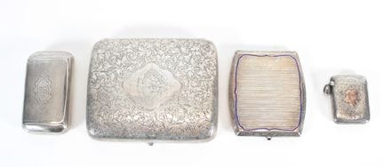 Silver set consisting of: 
- A cigar case with a f