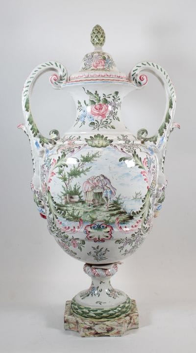 Large covered vase on a pedestal, made of polychro