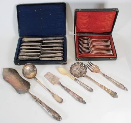 A cutlery set consisting of: 
- A box of 12 small 