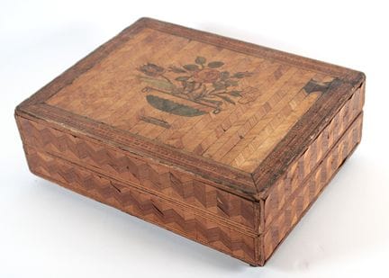 Rectangular box made of straw marquetry with a flo