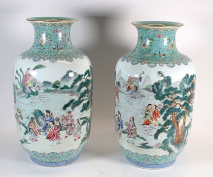CHINA, 20th century
A pair of porcelain vases, of 
