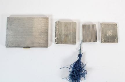 Silver set including: 
- An 800°° silver case with