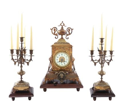 SET COMPOSTO DA OROLOGIO DA TAVOLO E DUE CANDELIER