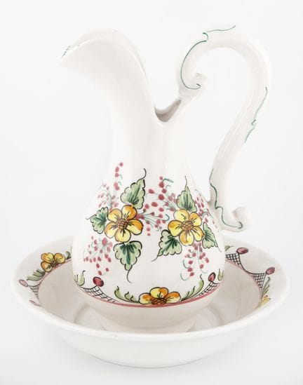PORZELLAN-WASSERKRUG UND -SCHÜSSEL MIT HANDGEMALEN