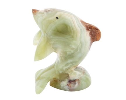 DEKORATIVE SKULPTUR AUS JADEIT, DIE EINEN DELFIN D