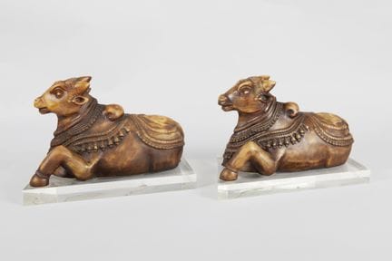 PAAR SKULPTUREN VON HEILIGEN OCHSEN AUS KUNSTHARZ 