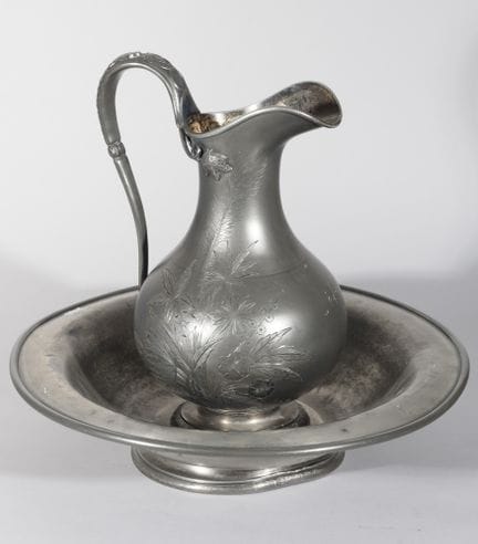 WASSERKRUG UND WASCHSCHÜSSEL DER RENOMMIERTEN US-A