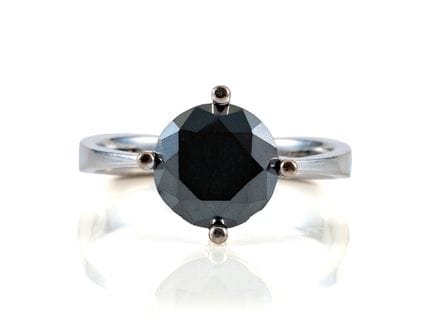 Bague en or blanc 585 sertie d'un diamant noir

Ba