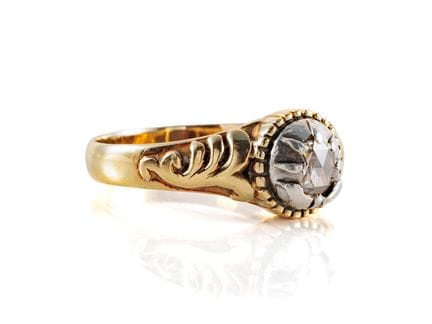 Bague ancienne en or jaune et argent, ornée d'une 