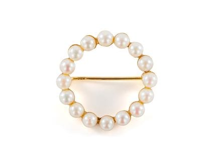 Broche ronde en or jaune 585 sertie de 16 perles d