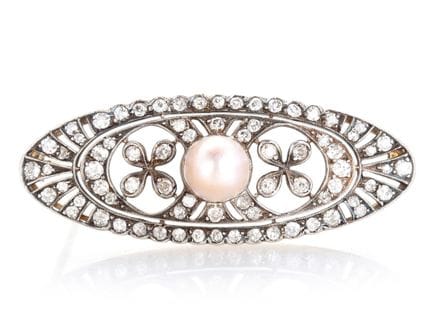 Broche antique en or, avec demi-perle et 54 diaman