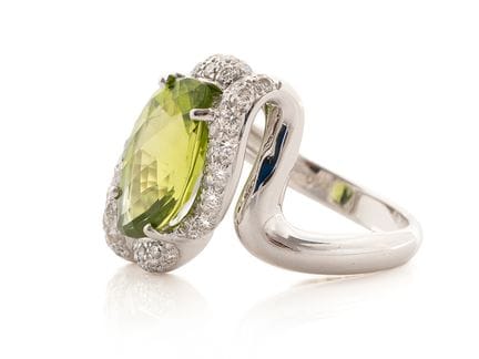Bague en or blanc 750, avec péridot et 46 brillant