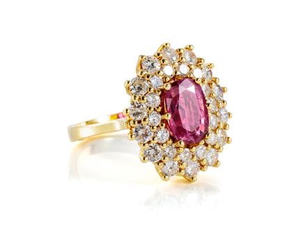 Squisito anello con rubino e brillanti in oro gial