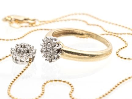 Bague discrète en or jaune 750 avec 19 diamants et