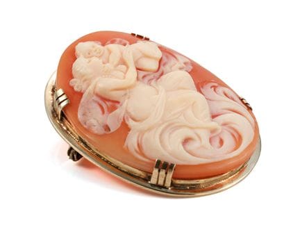 Broche classique en or 333 avec un camée en forme 