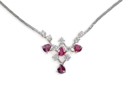 Dezentes Collier aus 585 Weißgold Rubine und Brill
