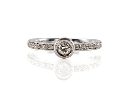 Anello sobrio in oro bianco 750 con 11 brillanti

