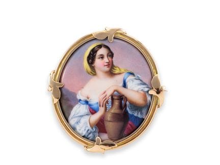 Grande broche en or avec une peinture sur émail de