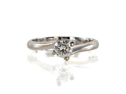 Anello in oro bianco 750 con un brillante di circa