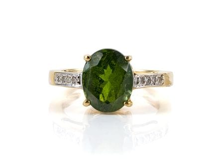 Bague en or jaune 375 sertie d'un chromodiopside e