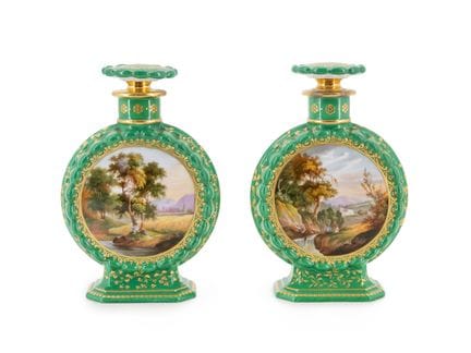Deux flacons en porcelaine datant du milieu du XIX
