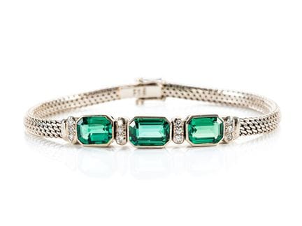 585白金碧玺钻石手链

这款别致的白金手链刻有14kt、585及S.K.工匠印记。手链约制作于19