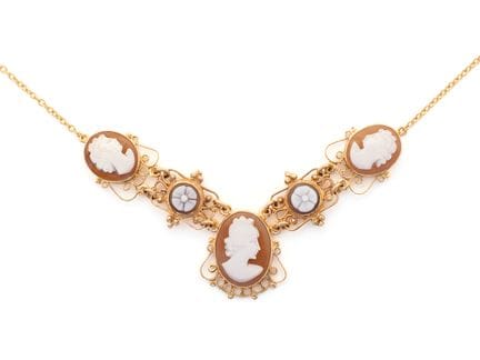 Decorative necklace in reddish gold 585, with shel