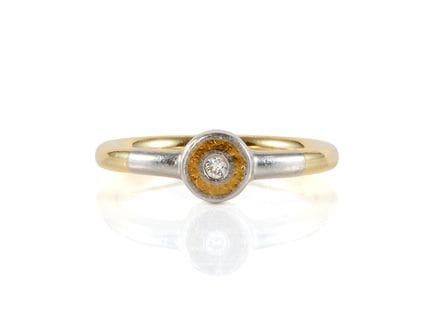 Bague discrète en or jaune et platine avec un bril